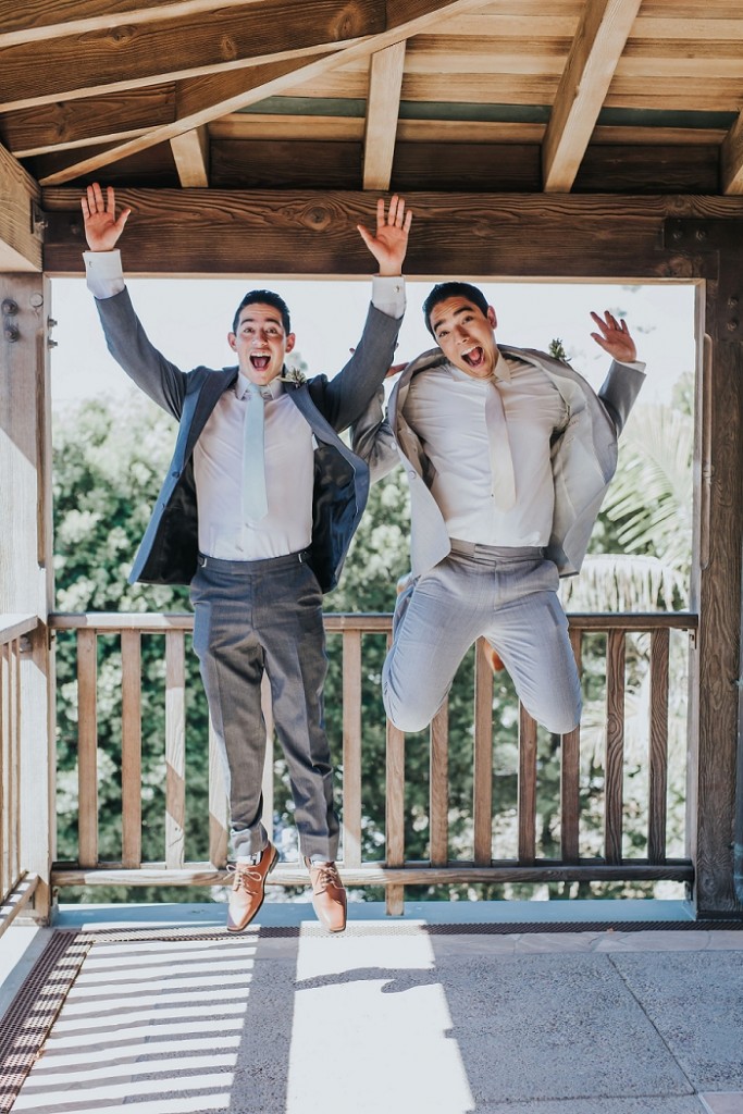 fun groomsmen photos